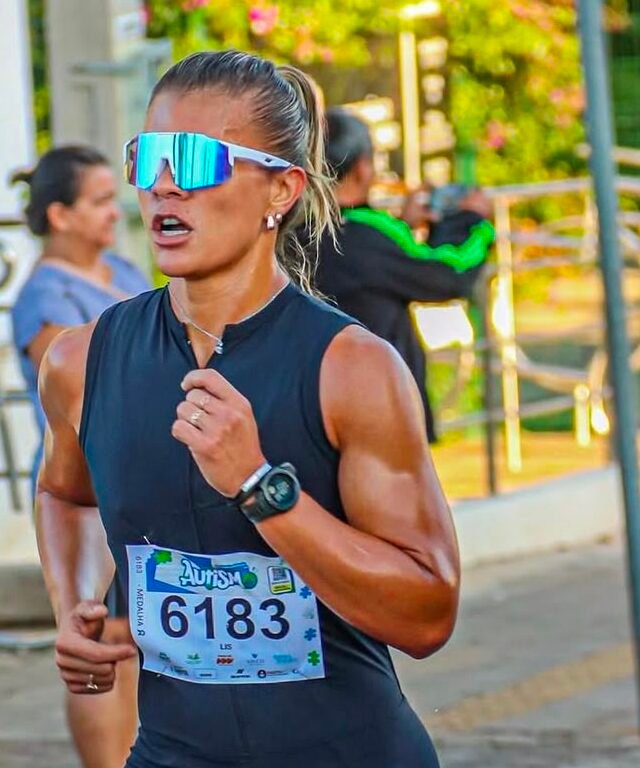 Caminhoneira há 16 anos, Lis Macedo concilia a rotina na estrada com a paixão pelas ultramaratonas
